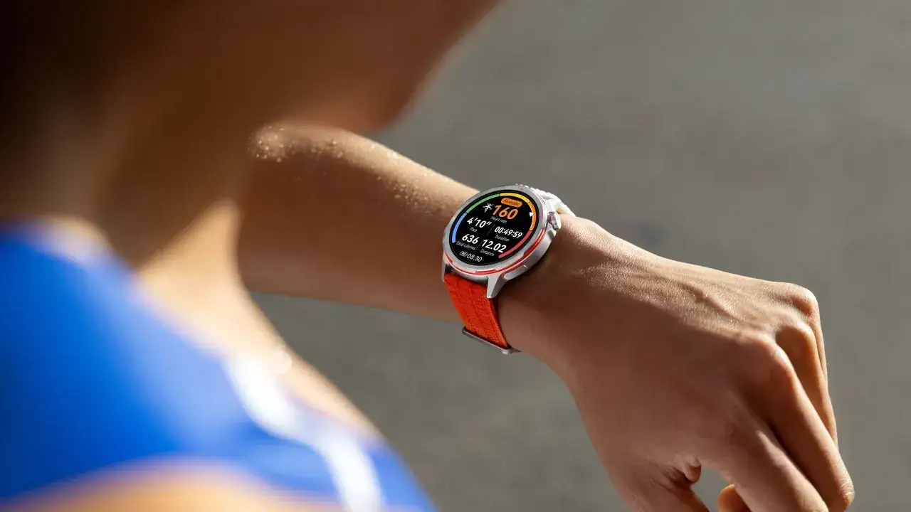 Reloj deportivo en mu&ntilde;eca con datos de velocidad correr: ritmo 4'10