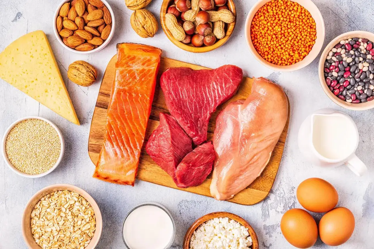 Variedad de alimentos ricos en prote&iacute;nas: salm&oacute;n, carne, pollo, huevos, queso, frutos secos, legumbres y avena. &iquest;Qu&eacute; passa si no menges proteines?