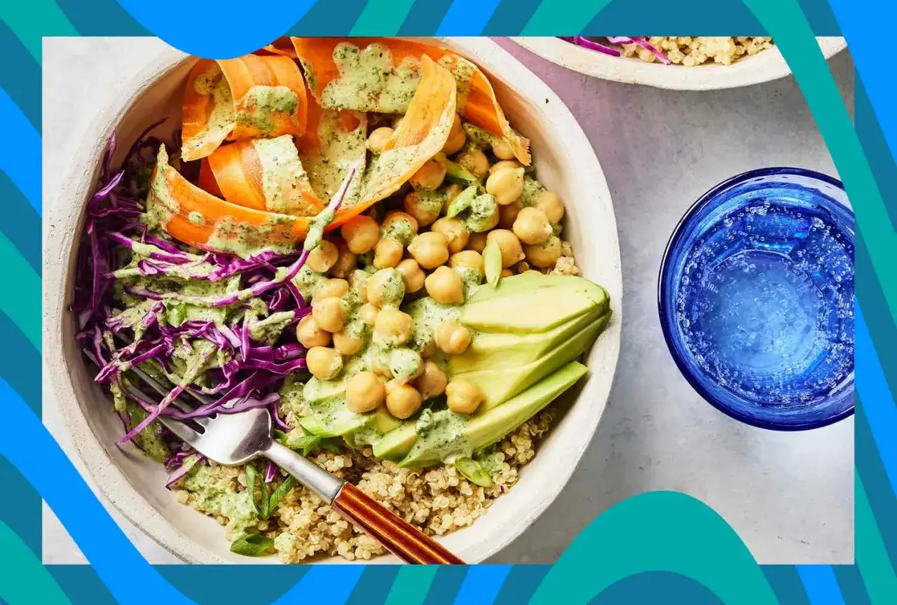 Un tazón de quinoa con garbanzos, aguacate, zanahoria y col morada. ¡Perfecto para saber qué comer después de entrenar!