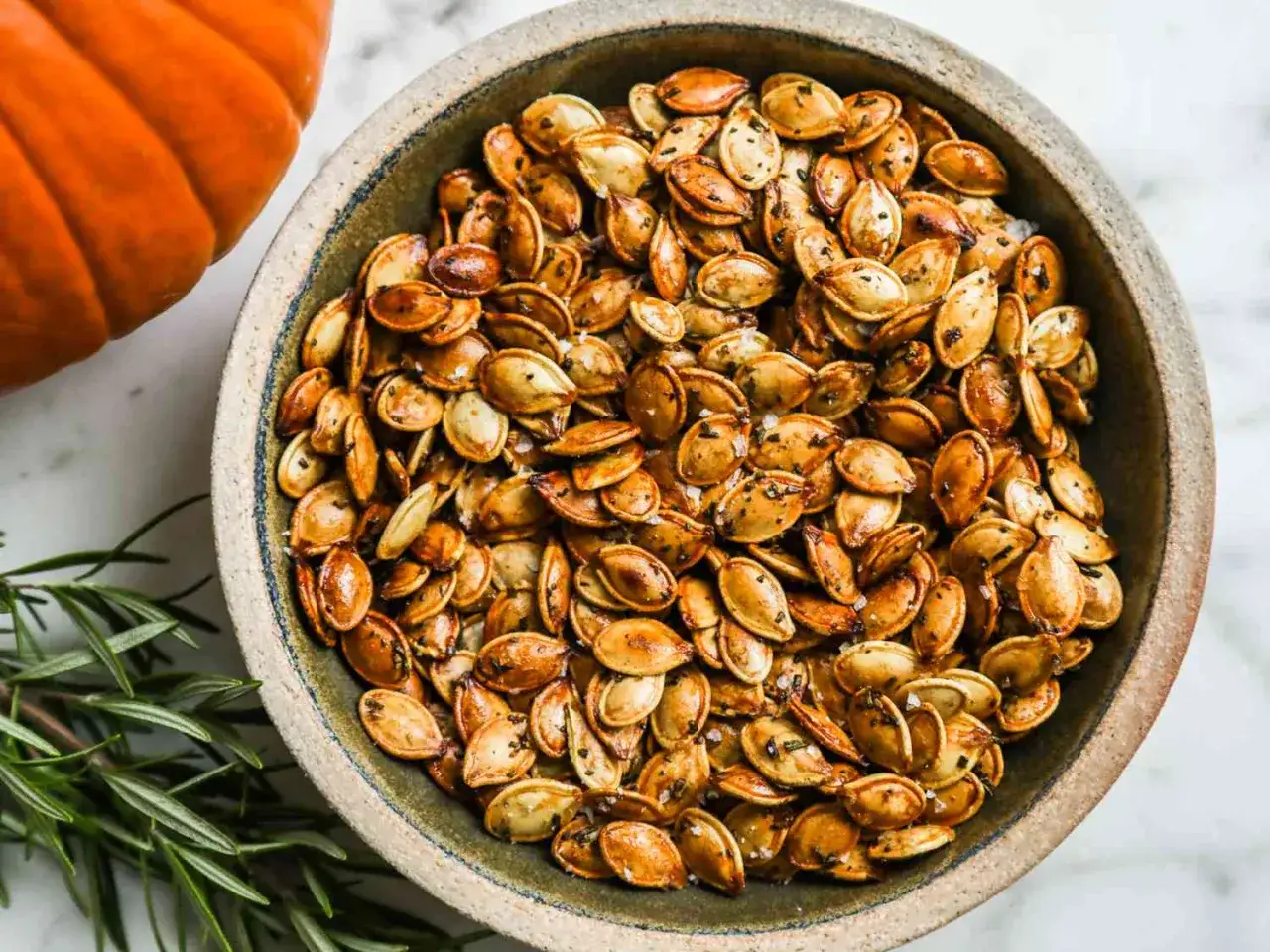 Tostadas de semillas de calabaza, un snack saludable que aprovecha los beneficios de la calabaza.