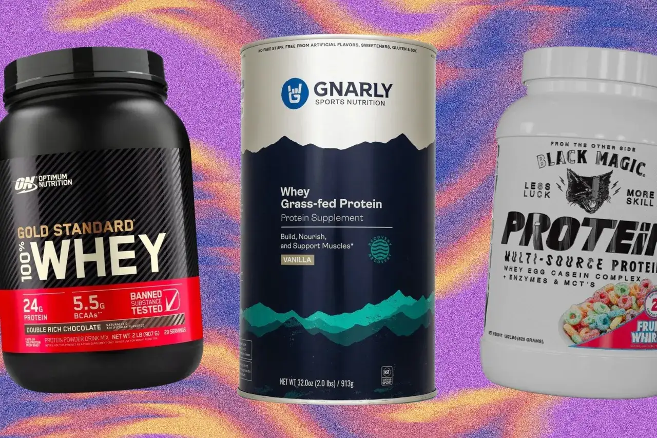 Tres botes de proteína en polvo: Gold Standard Whey, Gnarly Grass-fed Protein y Black Magic Protein. Aprende como tomar proteína para tus objetivos.