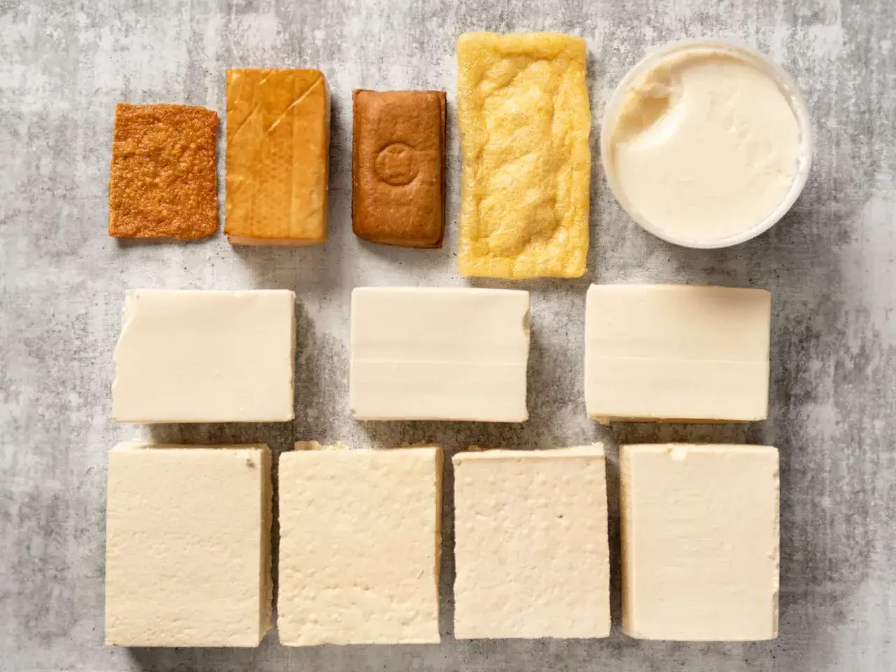 Variedad de tofu: frito, firme, sedoso y en bloque. &iquest;A qu&eacute; sabe el tofu? Neutro, absorbe sabores.