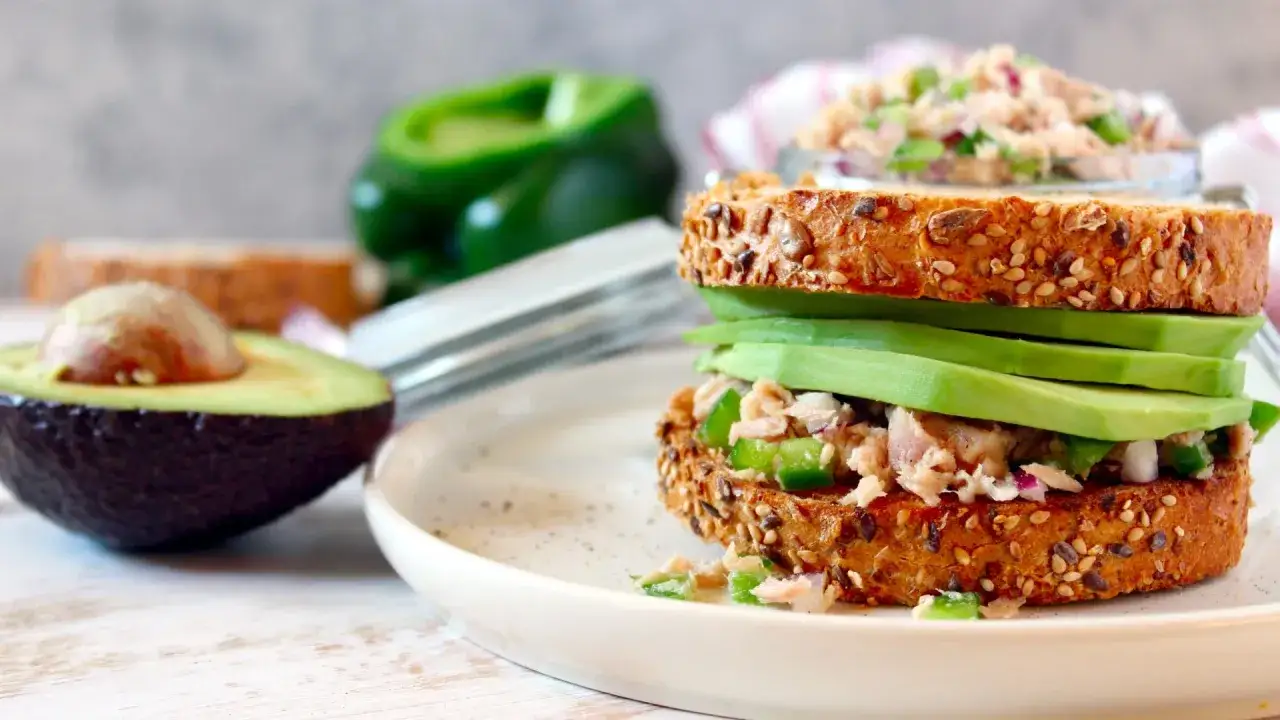 Sándwich de atún y aguacate, ideal para saber qué comer para marcar abdominales. Ingredientes frescos y saludables.