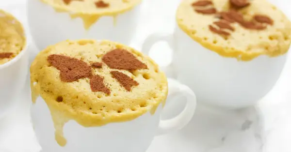 Deliciosos mug cakes recién hechos, perfectos para un antojo rápido. El mug cake fit ideal para cualquier momento.