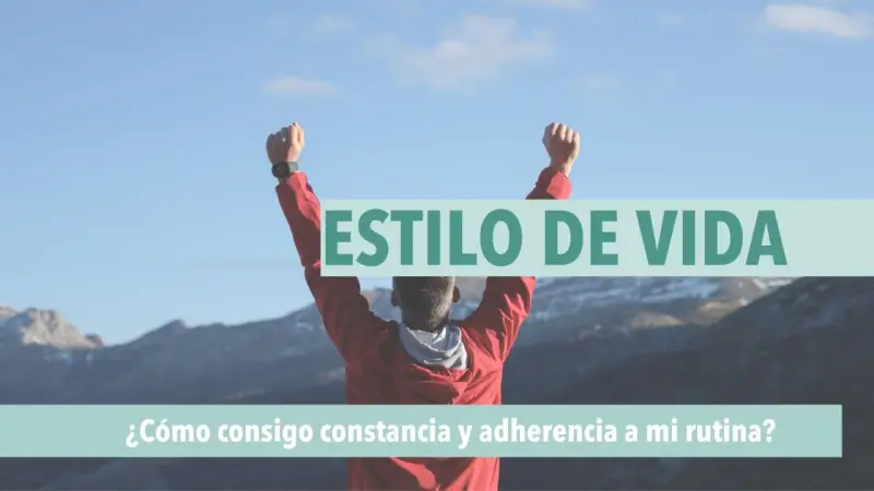 Hombre con los brazos en alto, celebrando un estilo de vida activo. ¡La motivación gym es clave para la constancia!